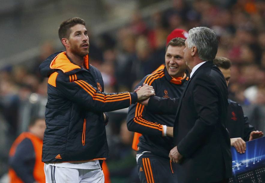 Ancelotti risparmia gli ultimi minuti al diffidato Ramos e gli stringe la mano. Reuters